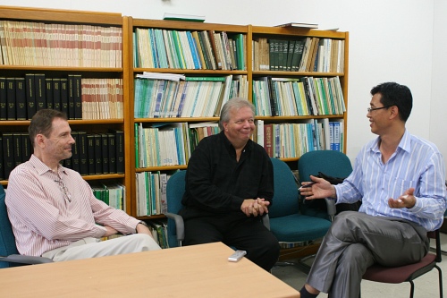 ▲ 대화를 나누고 있는 피터 네일(Peter Neil) IUCN 기후변화대응 포컬 포인터, 키스 윌러(Keith Wheeler) IUCN 산하 교육커뮤니케이션 위원회 의장, 김현 IUCN 아시아 보존지역 프로그램 기획단장(좌측부터).  ⓒ 뉴데일리