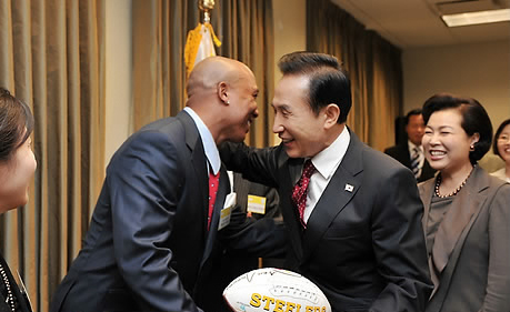 ▲ 제3차 G20(주요 20개국) 정상회의 참석차&nbsp;미국 피츠버그를 방문중인 이명박 대통령이 24일 오후(현지시간) 쉐라톤 스테이션 스퀘어 호텔에서 열린 동포간담회에서 미국 프로풋볼(NFL)의 한국계 스타인 하인즈 워드로부터 사인볼을 받은 뒤 포옹하고 있다. ⓒ 연합뉴스