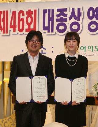 ▲ 제 46회 대종상영화제 홍보대사와 명예홍보대사로 각각 위촉장을 받은 영화배우 김윤석(좌)과 이하나(우). ⓒ 뉴데일리