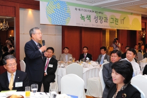 ▲ KT 이석채회장이 24일 삼성동 그랜드인터컨티넨탈 호텔에서 KT 임원, 외부 초청인사, 포럼회원 등 약 200여명이 참석한 가운데 ‘제1회 IT CEO 포럼’ 행사의 시작을 알리는 개회사를 하고 있다. ⓒ 뉴데일리