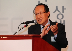 ▲ 김형국 녹색성장위원회 위원장이 KT 주최로 24일 삼성동 그랜드인터콘티넨탈 호텔에서 열린 ‘제 1회 IT CEO 포럼’에서 ‘녹색성장 정책의 등장배경 및 진행상황’을 주제로 발표하고 있다. ⓒ 뉴데일리