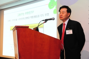 ▲ 표삼수 KT 기술전략실장(사장)이 24일 삼성동 그랜드인터콘티넨탈 호텔에서 열린 ‘제 1회 IT CEO 포럼’에서 ‘KT의 그린IT 사업전략 및 투자전략’을 주제로 발표하고 있다. ⓒ 뉴데일리