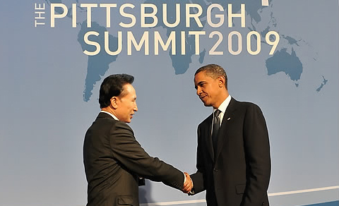 ▲ 이명박 대통령이 24일(현지시간) 미국 피츠버그 핍스 식물원에서 열린 환영리셉션에서 버락 오바마 미국 대통령과 악수하고 있다. ⓒ&nbsp;연합뉴스