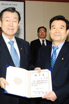 ▲ 지난 3월, 서울 성수동 재향군인회관에서 열린 향군합창단 단장 겸 상임지휘자 위촉장 수여식에서 박세직(왼쪽) 재향군인회장이 양영태 박사(오른쪽)에게 위촉장을 수여했던 당시 ⓒ 연합뉴스