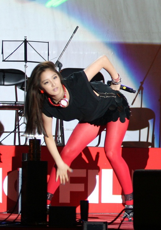 ▲ 제46회 대종상영화제 개막축제에서 아이돌 그룹 '포미닛'의 축하공연이 펼쳐지고 있다. 사진은 포미닛의 리더 남지현. &nbsp;ⓒ 뉴데일리