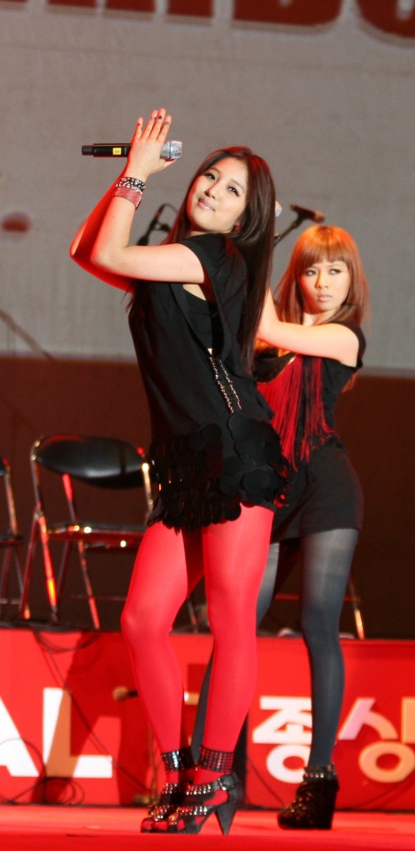 ▲ 제46회 대종상영화제 개막축제에서 아이돌 그룹 '포미닛'의 축하공연이 펼쳐지고 있다. 사진(좌측)은 포미닛의 리더 남지현. ⓒ 뉴데일리