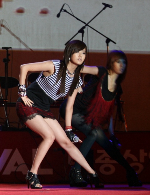 ▲ 제46회 대종상영화제 개막축제에서 아이돌 그룹 '포미닛'의 축하공연이 펼쳐지고 있다. 사진 좌측은 허가윤.  ⓒ 뉴데일리