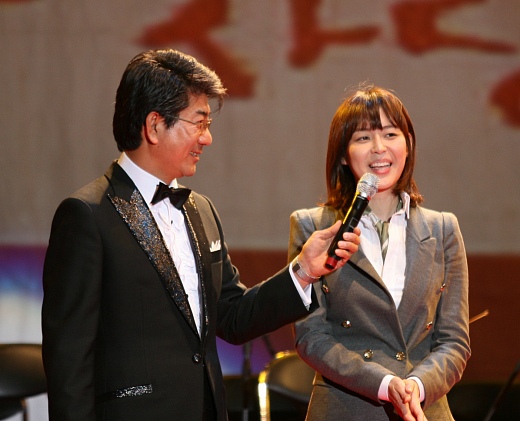 ▲ 26일 오후 7시 서울 상암월드컵공원 평화의 공원(유니세프광장)에서 '제46회 대종상영화제' 개막축제가 열렸다. 이날 영화제 홍보대사로 참석한 배우 이하나는 '수줍은' 미소로 관객들에게 화답하며, 한국 영화에 대한 지속적인 애정과 관심을 당부해 눈길을 끌었다. 특히 사회자로 나선 최선규 아나운서가 앞으로의 목표를 묻자 이하나는 