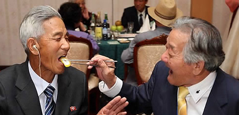 ▲ 추석 이산가족상봉 첫날인 26일 금강산 호텔에서 이정호씨(오른쪽)가 국군포로인 북측 형님에게 음식을 주고 있다. 이번 상봉은 2년여 만에 재개됐다. ⓒ 연합뉴스