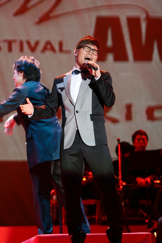 ▲ 26일 오후 7시 서울 상암월드컵공원 평화의 공원(유니세프광장)에서 '제46회 대종상영화제' 개막축제가 열린 가운데 엔딩무대에 나선 가수 김범수가 '보고싶다'를 열창하고 있다. ⓒ 뉴데일리