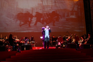 ▲ 26일 오후 7시 서울 상암월드컵공원 평화의 공원(유니세프광장)에서 '제46회 대종상영화제' 개막축제가 열린 가운데 김범수가 메트로폴리탄 심포니 오케스트라와 함께 엔딩무대를 장식하고 있다. &nbsp;ⓒ 뉴데일리