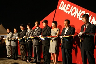 ▲ 지난 26일 서울 상암동 월드컵공원 평화의 공원에서 열린 '제46회 대종상영화제 개막축제'에서 행사 관계자들이 테이프 커팅식을 하고 있다. ⓒ 뉴데일리