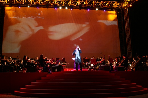 ▲ 지난 26일 서울 상암월드컵공원 평화의 공원에서 열린 '제46회 대종상영화축제' 개막식 엔딩무대에서 가수 김범수가 메트로폴리탄 심포니 오케스트라(Metropolitan Symphony Orchestra)와의 협연으로&lsquo;슬픔보다 더 슬픈 이야기&rsquo;의 OST 주제곡을 열창하고 있다. ⓒ 뉴데일리