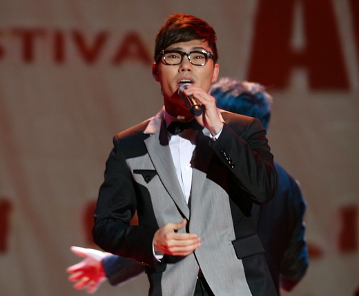 ▲ 지난 26일 서울 상암월드컵공원 평화의 공원에서 열린 '제46회 대종상영화축제' 개막식에 참석,&nbsp;엔딩송 '보고싶다'를 열창하고 있는 가수 김범수. ⓒ 뉴데일리