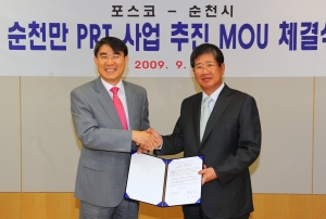 ▲ 포스코는 25일 서울 대치동 포스코센터에서 순천시와 소형경전철((Personal Rapid Transit) 건설을 위한 MOU를 체결했다. 사진 오른쪽부터 이동희 포스코 사장, 노관규 순천시장. &nbsp;ⓒ 뉴데일리