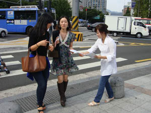 ▲ 팍스 코리아나 회원들이 공무원 노조를 규탄하는 유인물을 나눠주고 있다. ⓒ 뉴데일리