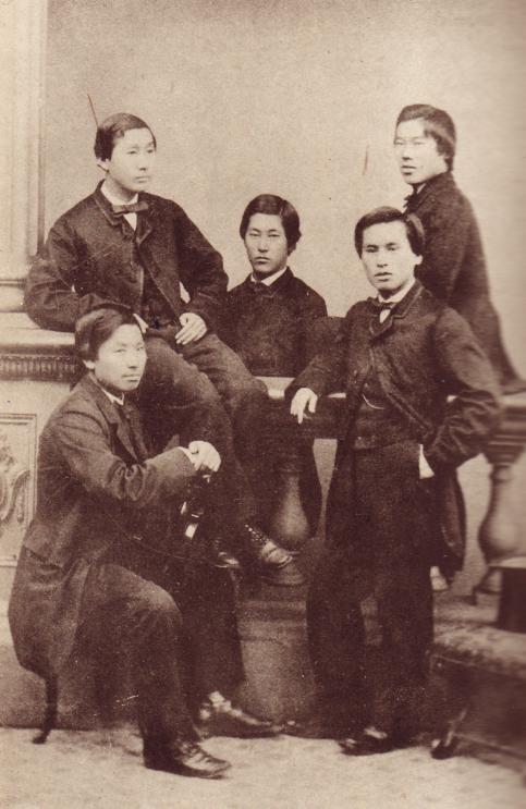 ▲ 바쿠후(幕府)정부의 허락없이 영국으로 유학(1863)을 떠난 5명. 뒷날 이들을 가리켜 '죠슈Five'라고 불렀다. 왼쪽에서 시계방향으로, 이오우에 가오루(井上馨), 엔도 킨스케(遠藤謹助), 이노우에 마사루(井上勝), 이토 히로부미(伊藤博文), 야마오 요조(山尾庸三).