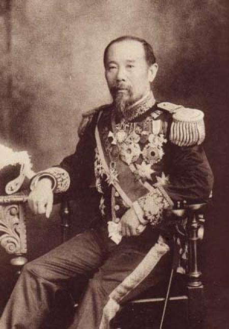 ▲ 많은 훈장과 칼을 찬 이토. 공식석상에는 늘 이처럼 훈장과 칼을 꼭 찼다.