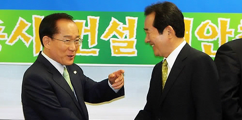 ▲ 민주당 정세균 대표와 자유선진당 이회창 총재가 27일 국회 의원회관에서 만나 악수하고 있다. 양당은 세종시 원안추진, 정운찬 총리 후보자의 임명동의안 처리반대 등 공조 입장을 분명히 했다. ⓒ연합뉴스