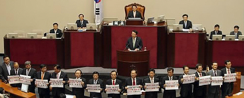 ▲ 국회는 28일 오후 본회의를 열고 정운찬 국무총리 후보자에 대한 임명동의안을 표결에 부쳐 가결 처리했다. 사진은 정의화 인사청문특위 위원장이 정 후보자에 대한 청문회 경과 보고를 하는 와중에 일부 충청권 야당 의원들이 임명동의를 반대하며 피켓시위를 벌이는 모습이다.&nbsp;ⓒ 연합뉴스