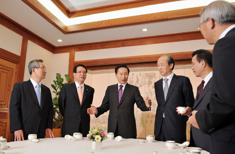 ▲ 이명박 대통령이 28일 김형오 국회의장과 이용훈 대법원장, 이강국 헌법재판소장, 한승수 국무총리, 양승태 중앙선거관리 위원장 등 5부 요인을 청와대로 초청, G20 정상회담 개최의 의미를 설명하고 있다. ⓒ 뉴데일리