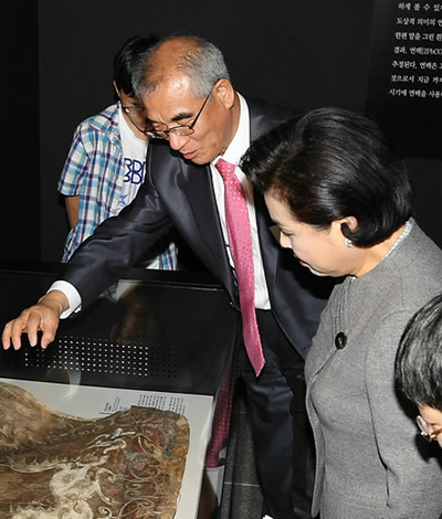 ▲ 이명박 대통령 부인 김윤옥 여사가 28일 오후 용산구 서빙고동 국립중앙박물관에서 열린 한국 박물관 개관 100주년 특별전 개막식에 참석해 최광식 관장의 안내로 천마도를 관람하고 있다. ⓒ 연합뉴스