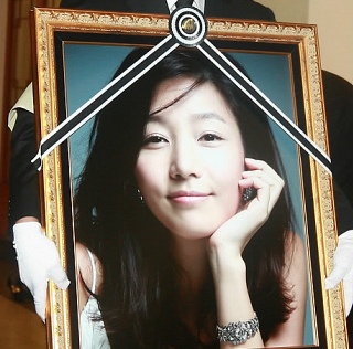 ▲ 28일 대종상영화제에서 장진영의 추모 영상물을 제작 상영하며 고인의 넋을 위로하는 시간을 가져 눈길을 끌었다.&nbsp; ⓒ&nbsp;연합뉴스