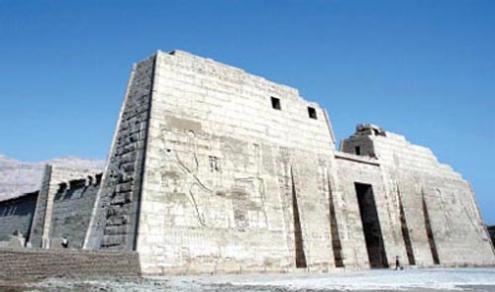 ▲ 거대한 신전 입구 탑문. (람세스 3세 장제전, 룩소르 서안) 