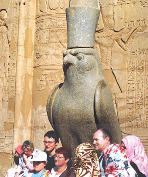 ▲ 매 모습의 신 호루스 조각상 (호루스 대신전, 에드푸) 