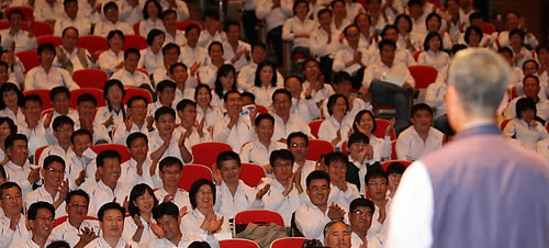 ▲ 26일 오후 경기도 안양시청 대강당에서 열린 전국통합공무원노동조합 제1차 전국대의원대회에 참석한 대의원들이 민주노총 위원장 임성규씨에게 박수를 치고 있다 ⓒ연합뉴스