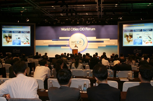▲ 29일 오전 서울 신라호텔에서 세계 42개 도시 CIO(최고정보화책임관) 및 도시대표들이 참석한 가운데 '세계도시 CIO 포럼(World Cities CIO Forum)' 개막식이 열렸다. 사진은 윤종용 삼성전자 상임고문이 기조연설을 하는 모습. &nbsp;ⓒ 뉴데일리