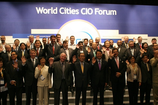 ▲ 29일 서울 신라호텔에서 세계도시 간 전자정부 협의체 구성을 위한 최고정보화책임관(CIO) 실무회의인 '세계도시 CIO 포럼' 개막식이 열렸다. 사진은 오세훈 서울시장을 비롯, 참가자들이 기념촬영을 하고 있는 모습. ⓒ 뉴데일리