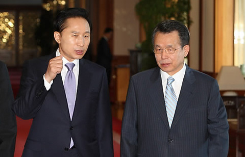 ▲ 국무회의에 앞서 이명박 대통령과 대화를 나누고 있는 한승수 전 국무총리. ⓒ 뉴데일리 <자료사진>