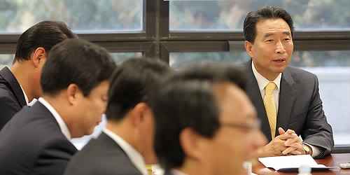 ▲ 민주당 이강래 원내대표가 30일 오전 한나라당 내 개혁 성향 초선의원 모임인 민본21주최로 국회 의원회관에서 열린 대화ㆍ타협ㆍ상생의 정치를 위한 초청간담회에 참석, 인사말을 하고 있다. ⓒ연합뉴스