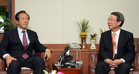 ▲ 정운찬 국무총리가 30일 오전 한나라당 정몽준 대표를 예방, 당사 대표실에서 정 대표와 환담을 나누고 있다. ⓒ 연합뉴스