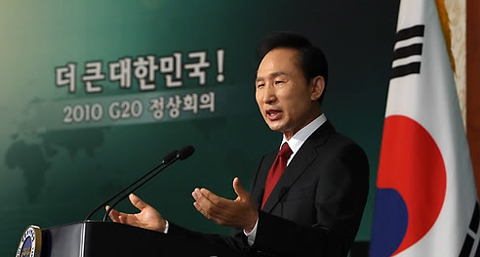 ▲ 이명박 대통령이 30일 오전 청와대에서 'G20정상회의 유치 보고 특별기자회견'을 하고 있다. ⓒ&nbsp;연합뉴스