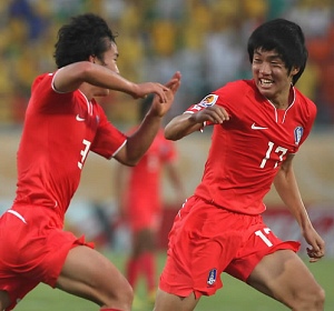 ▲ U-20축구대표팀 김민우(왼쪽)가 한국시각으로 30일 오전 이집트 수에즈 무바라크 스타디움에서 열린 2009 국제축구연맹(FIFA) 20세 이하(U-20) 월드컵 C조 2차전 한국과 독일 경기에서 동점골을 넣고 나서 환호하고 있다. ⓒ 연합뉴스