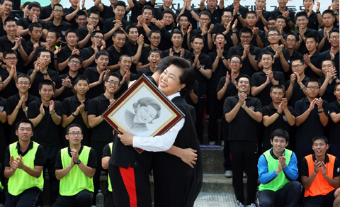 ▲ 30일 퍼스트레이디로는 사상 처음으로 전&middot;의경 부대를 방문하고 격려한 이명박 대통령 부인 김윤옥 여사가 한 의경으로부터 초상화를 선물받은 뒤 끌어안으며 격려하고 있다. ⓒ뉴데일리 