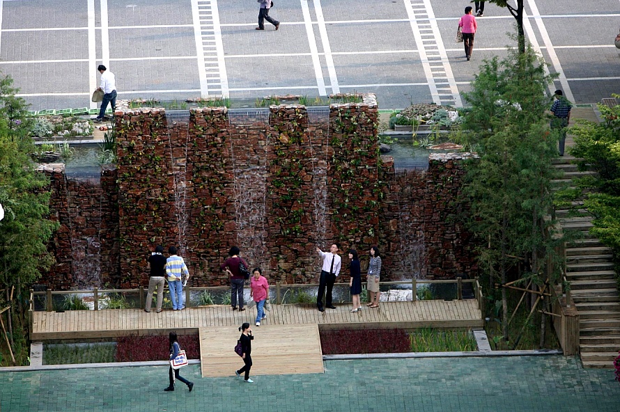 ▲ 지난달 28일 개방된 서초구청사 녹색 친수공간ⓒ서초구청