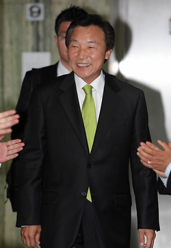 ▲ 민주당 손학규 전 대표가 30일 서울 견지동 민주당 종로사무실에서 열린 종로지역위 확대간부회의에 참석하며 박수받고 있다. ⓒ연합뉴스