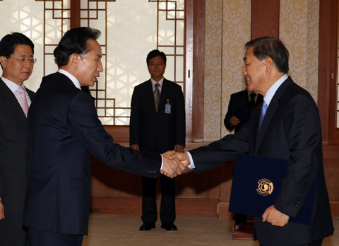 ▲ 이명박 대통령이 30일 청와대에서 이재오 신임 국민권익위원장에게 임명장을 수여하고 있다. ⓒ뉴데일리