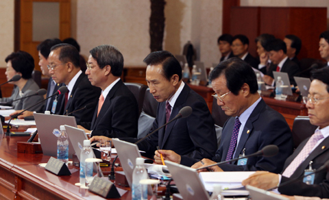 ▲ 이명박 대통령은 30일 저녁 정운찬 국무총리 등 신임 국무위원이 모두 참석한 가운데 청와대에서 국무회의를 주재했다. ⓒ뉴데일리 