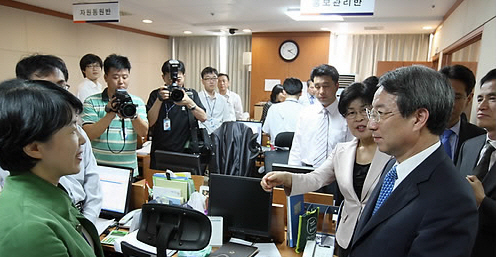 ▲ 정운찬 국무총리가 추석연휴를 앞둔 1일 오후 서울 계동 보건복지가족부내 신종플루 종합상황실을 방문, 근무중인 직원들을 격려하고 있다.&nbsp;ⓒ 연합뉴스