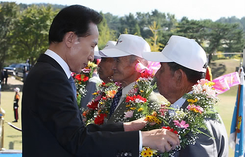 ▲ 이명박 대통령이 1일 충남 계룡시 계룡대에서 열린 건군 제61주년 국군의 날 행사에서 6.25전쟁 당시 무공을 세우고도 훈장을 받지 못했던 예비역 육군 이등중사 도연청(78)씨 등 참전용사 4명에게 충무 및 화랑무공훈장을 수여하고 있다. ⓒ&nbsp;연합뉴스