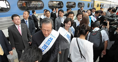▲ 한나라당 정몽준 대표가 1일 오후 서울역을 방문, 귀성객들과 인사를 나누고 있다. ⓒ 연합뉴스