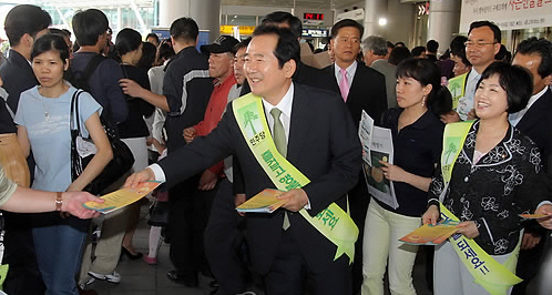 ▲ 민주당 정세균 대표가 1일 오후 서울역을 방문, 귀성객들과 인사를 나누고 있다. ⓒ 연합뉴스