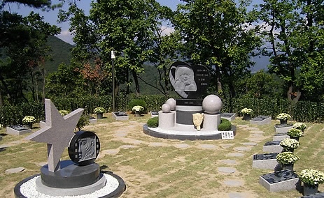 ▲ 도난당한 지 22일만에 유족이 되찾은 고(故) 최진실씨 유골이 경기도 양평군 양수리 갑산공원묘역에 추모공원 형태로 조성된 묘역에 새로 안치됐다. ⓒ 연합뉴스