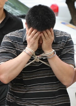 ▲ 지난 8월 28일 고 최진실 유골함을 훔친 혐의로 구속영장이 신청된 박모 씨가 영장 실질짐사를 받기 위해 수원지법 여주지원으로 들어서고 있다. ⓒ 연합뉴스