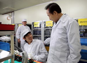 ▲ 이명박 대통령이 2일 (주)세코닉스를 방문, 근로자들을 격려하고 있다. ⓒ 뉴데일리