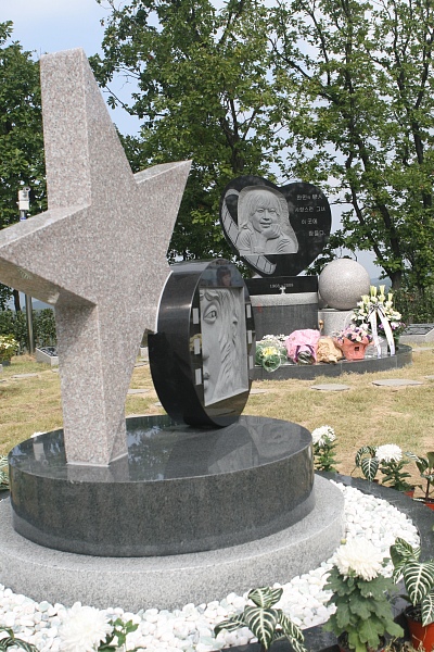 ▲ 갑산공원 측은 '유골함 도난 사건' 이후 최진실의 납골묘를 원기둥 형태로 교체하고 별모양의 조형물과 함께 묘역 주위에 고인이 생전 출연했던 영화 포스터를 새긴 평판을 전시하는 등 고인을 추억할 수 있는 다양한 소품들로 장식해 눈길을 끌었다. ⓒ 뉴데일리